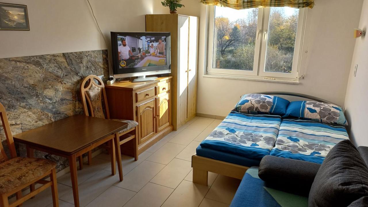 Pokoje Goscinne Dw Antom Dzwirzyno Exterior photo